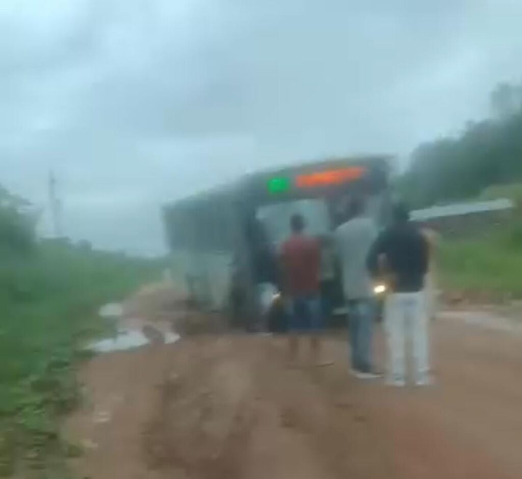 Ônibus atola em trecho quase intrafegável da BR-364 entre Tauari e Tarauacá; veja vídeo