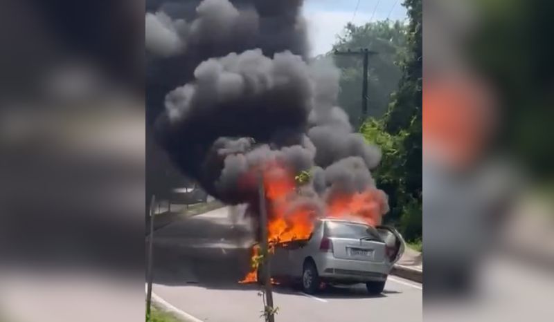 VÍDEO: incêndio em Fiat Pálio forma cortina de fumaça preta