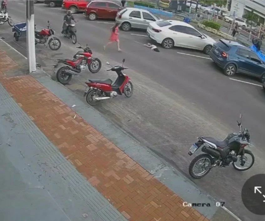 Criança é atingida por motocicleta ao atravessar rua em Cruzeiro do Sul; veja vídeo