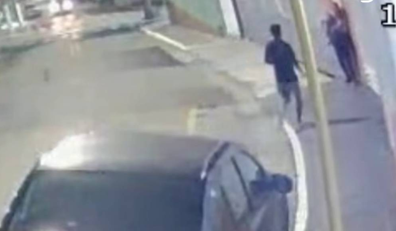 VÍDEO: ex mata mulher a facadas na rua após ela acusá-lo de agressão