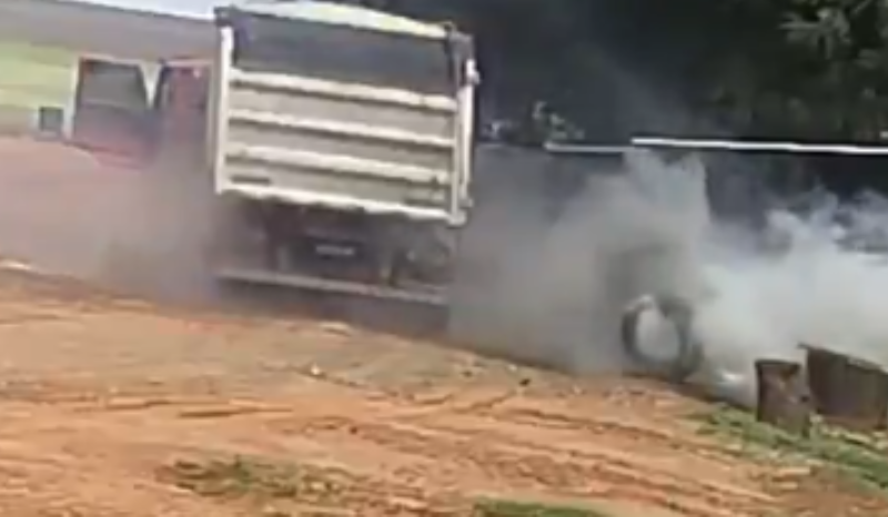 VÍDEO: pneu de caminhão explode e mata trabalhador que realizava reparo