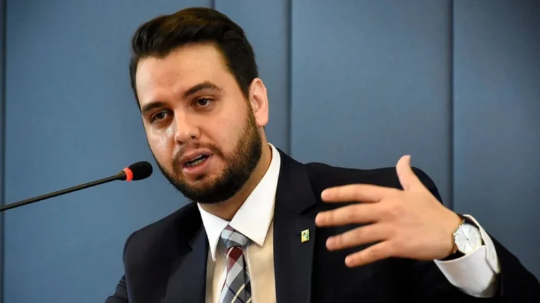 PF prende ex-assessor Filipe Martins após decisão de Alexandre de Moraes