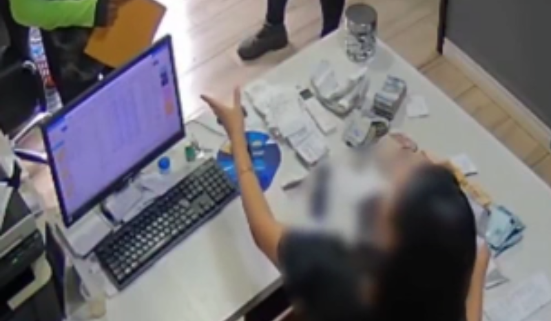 Suspeito pede emprego antes de roubar dinheiro de posto de combustíveis; veja vídeo