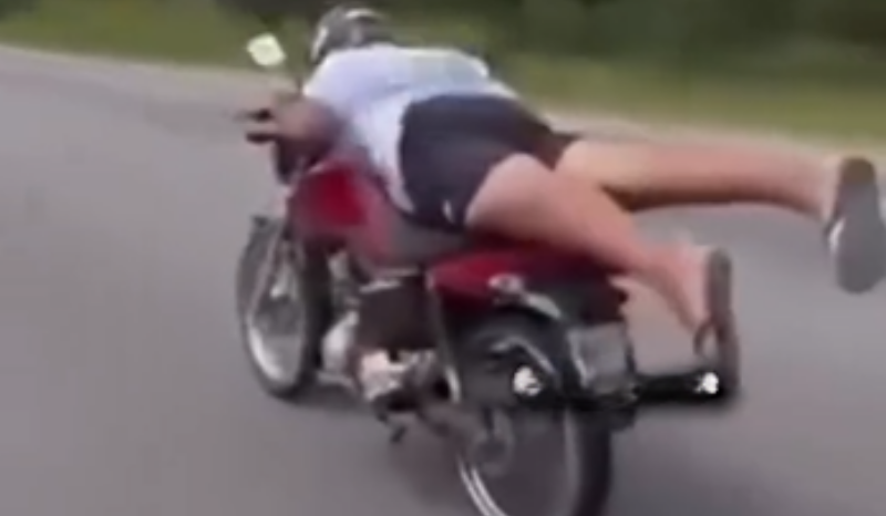 Jovem sem CNH faz manobra ‘superman’ bate em carro e termina ferido; veja vídeo