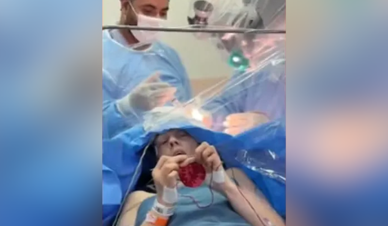VÍDEO: mulher fica acordada e faz crochê durante retirada de tumor no cérebro
