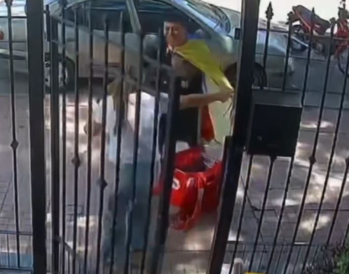VÍDEO: argentina pede delivery e abraça entregador venezuelano emocionado