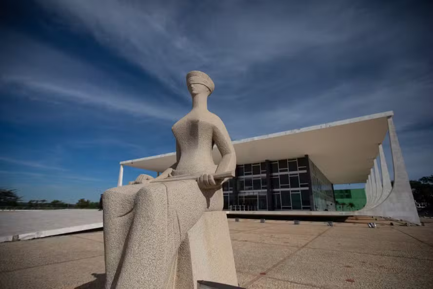 Funcionando como delegacia, STF ajuda seus inimigos