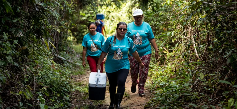 Após mortes por coqueluche, Ministério da Saúde reforça atendimento na Terra Yanomami