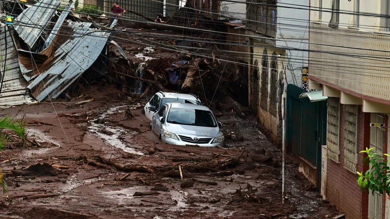 Sobe para 64 o número de mortos após chuvas em Juiz de Fora e Ubá