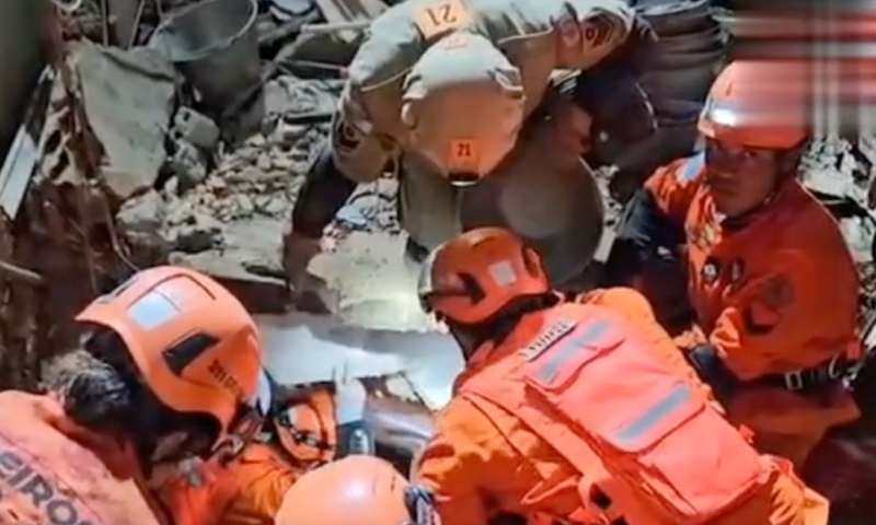 Presa nos escombros, menina chama pela mãe morta após desabamento de prédio; veja vídeo