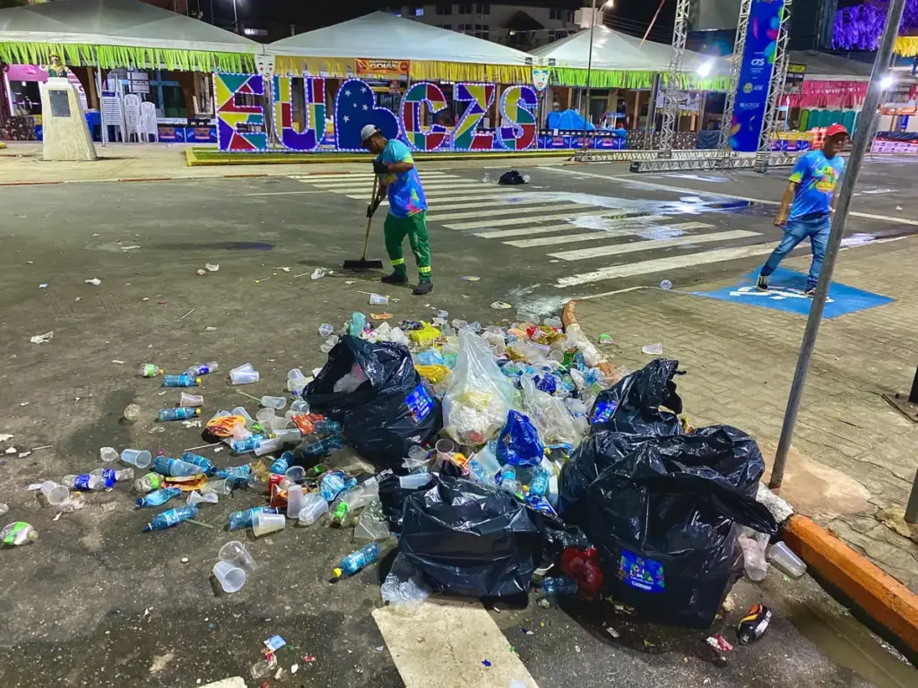 Prefeitura de Cruzeiro do Sul recolhe 16 toneladas de lixo após segunda noite de Carnaval