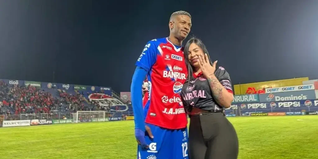 Noivado em campo de futebol termina após três dias do pedido