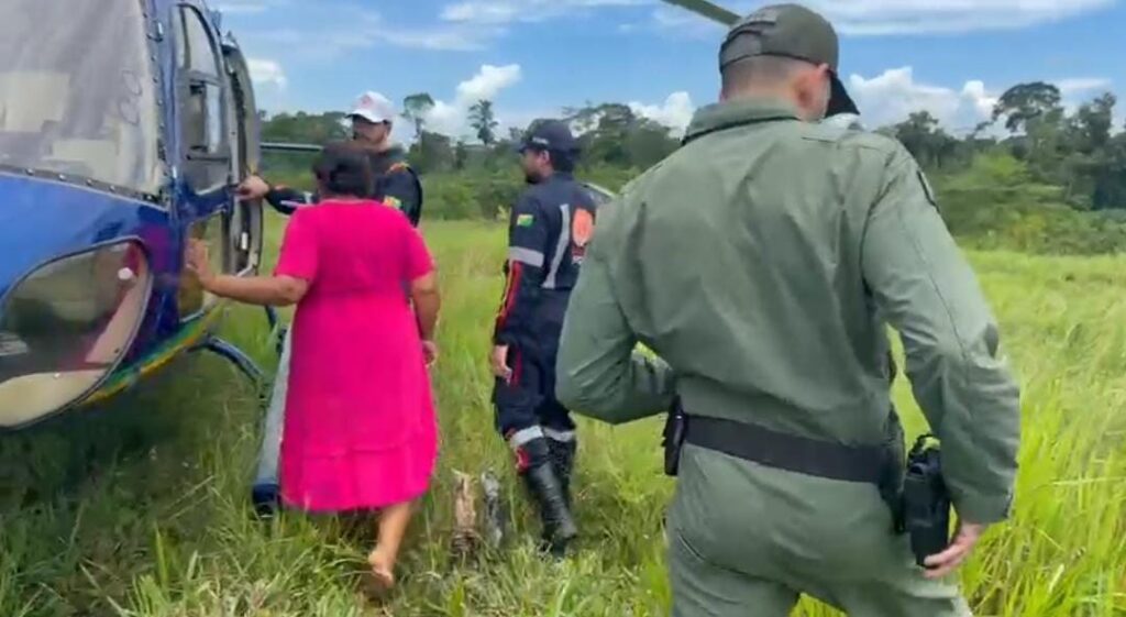 Gestante é resgatada de helicóptero após estrada interditada por lama no Ramal do Tico, BR-364; veja vídeo