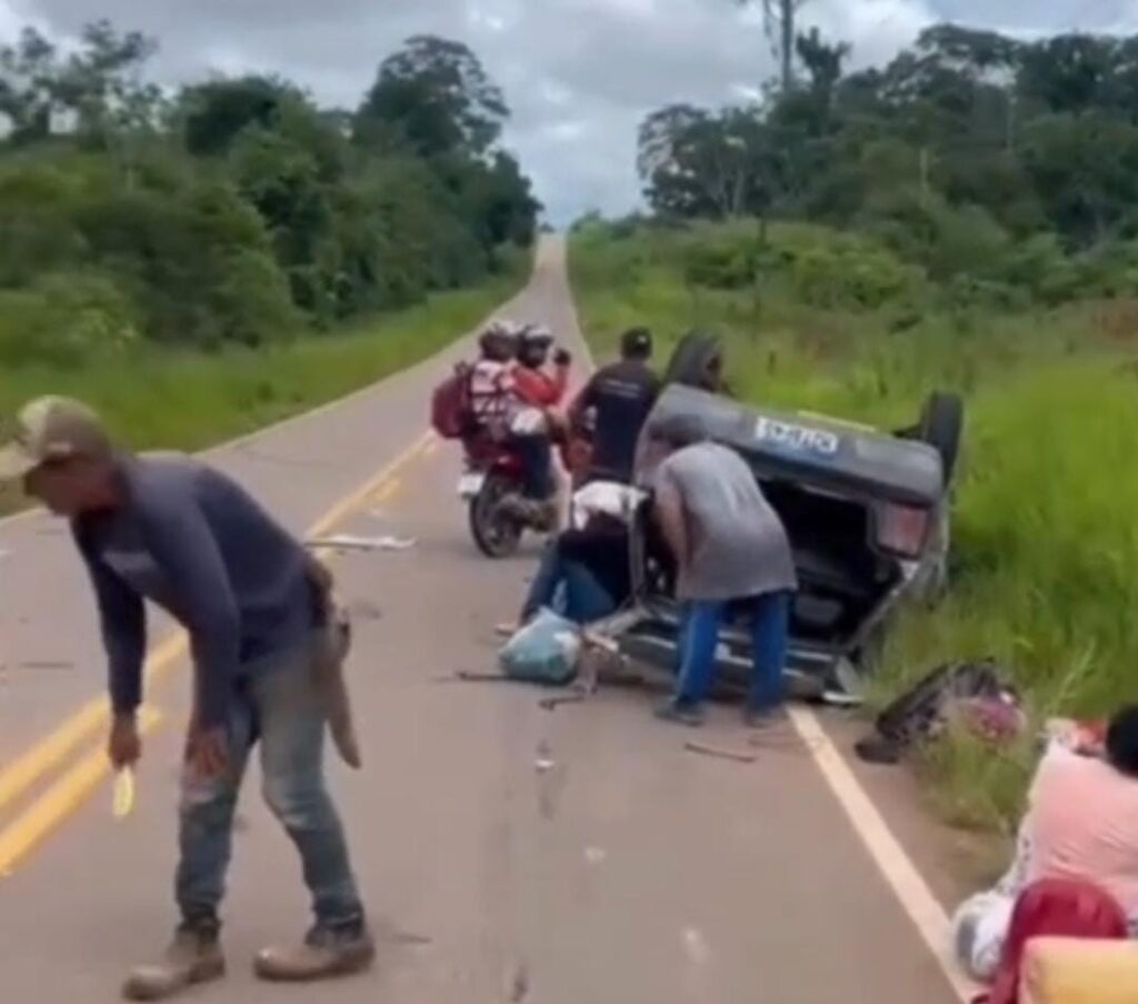 Condutor perde controle e veículo capota em rodovia no interior do Acre; veja vídeo
