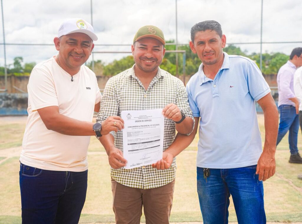 Prefeito César Andrade assina ordem de serviço para recuperar quadra sintética em Porto Walter