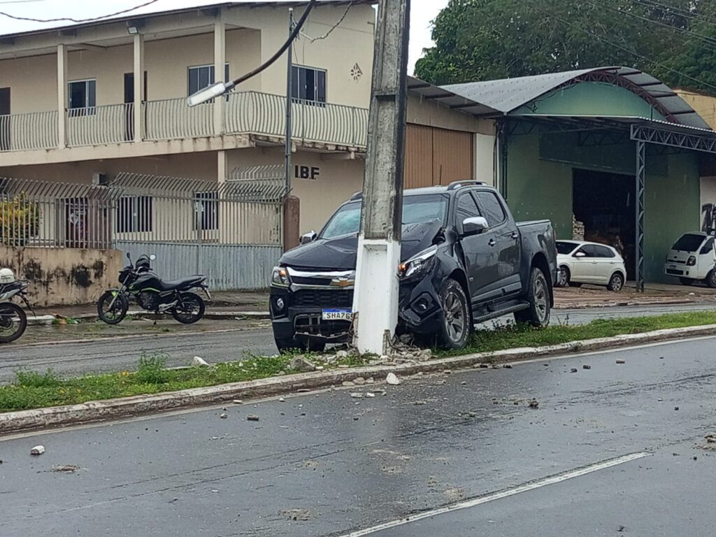 Caminhonete colide contra poste de energia elétrica na Avenida Lauro Muller; veja vídeo