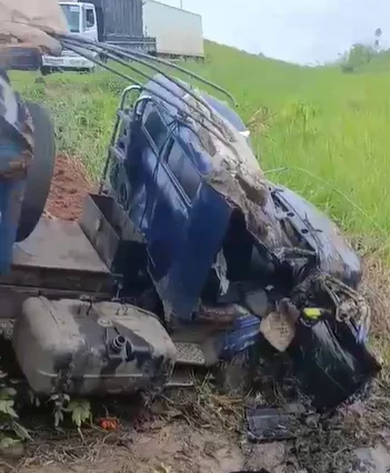 Motorista escapa com ferimentos leves após caçamba despencar em ribanceira na BR-364