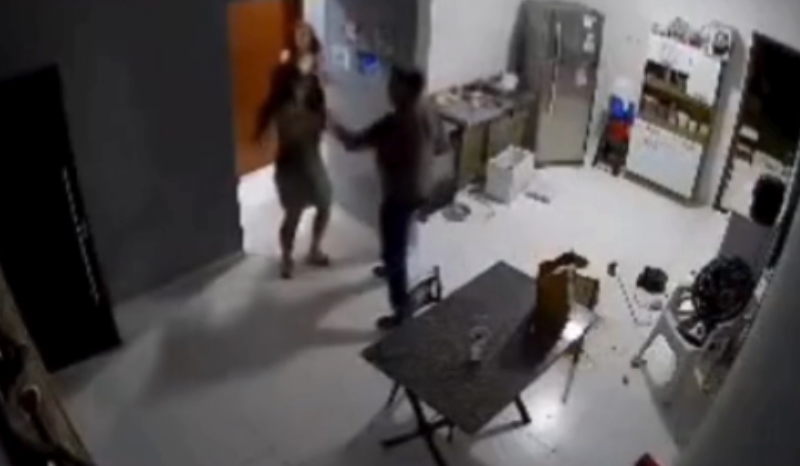 VÍDEO: cliente perde excitação, se irrita e agride garota de programa