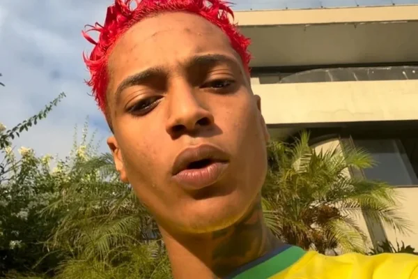 Foragido, Oruam surge de tornozeleira eletrônica em clipe de nova música e provoca Justiça