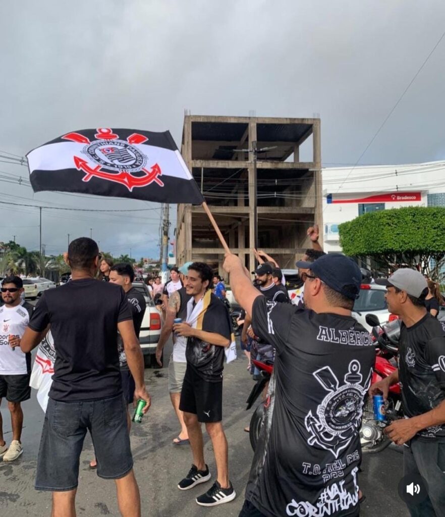 Após vitória e título contra o Flamengo, corintianos se reúnem no Centro de Cruzeiro do Sul