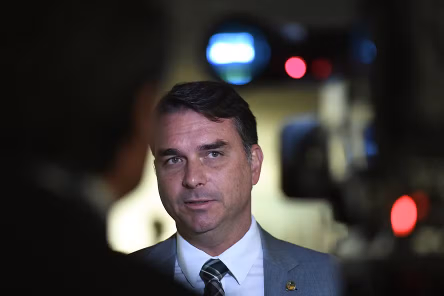 Após visita a Bolsonaro, Flávio diz que vai conversar com Michelle para superar atritos