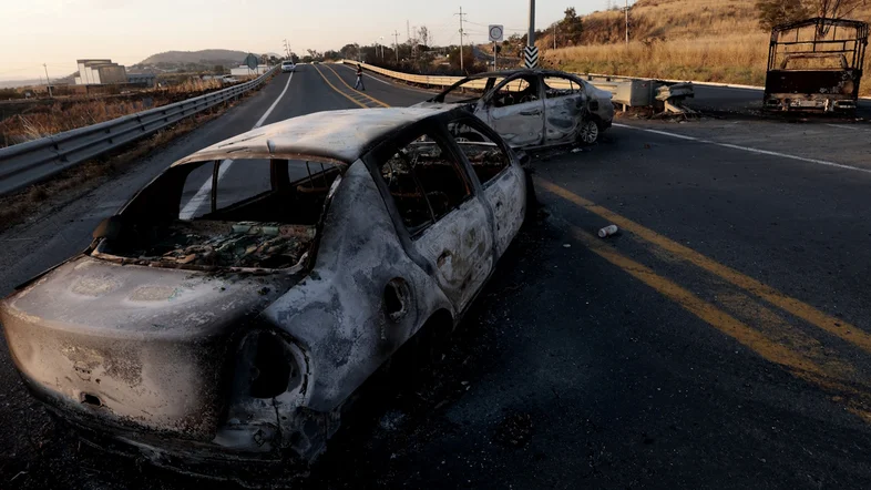 México vive onda de violência após morte de chefe de cartel de drogas