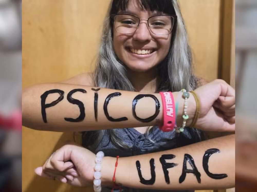 Estudante autista que conciliava estudos com artesanato é aprovada em psicologia na Ufac