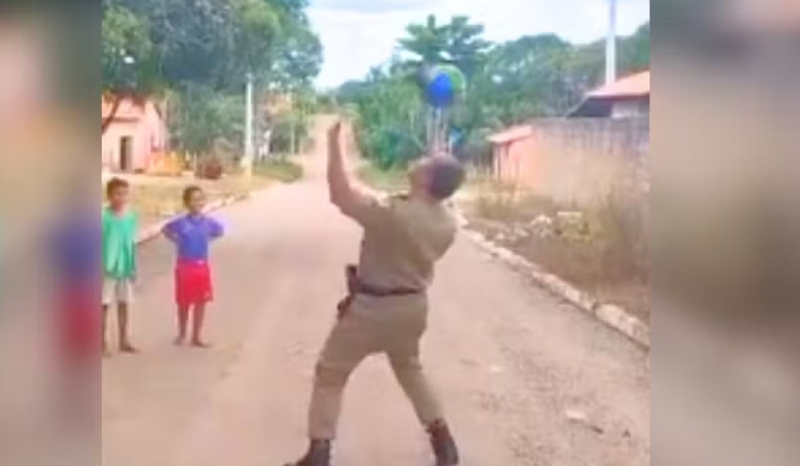 VÍDEO: PM participa de jogo de futebol e faz ‘embaixadinhas’ com crianças
