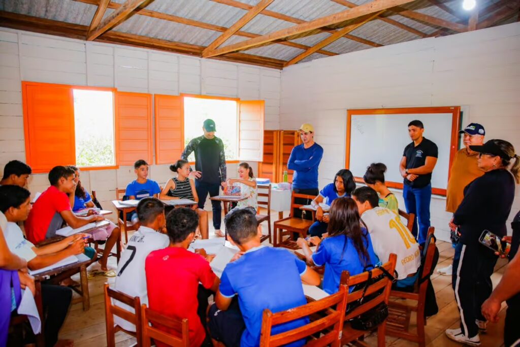 Zequinha entrega quase 1,5 mil kits de material escolar e fardamento a alunos ribeirinhos