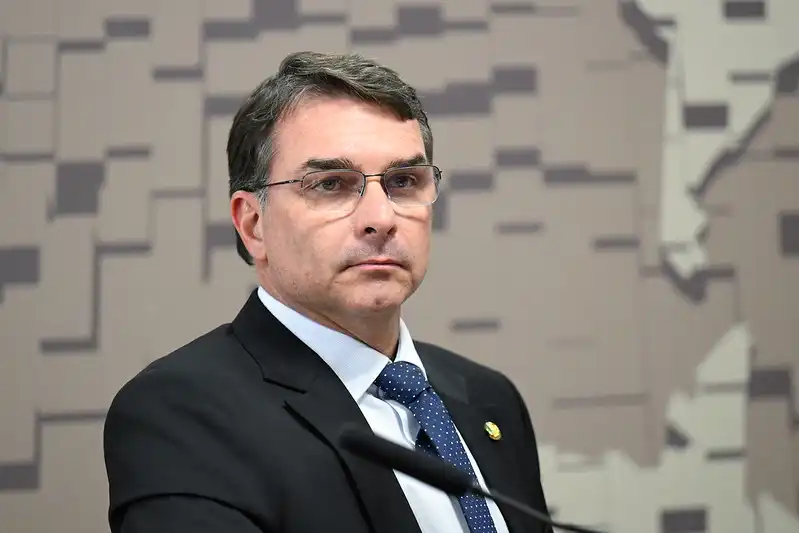Flávio Bolsonaro defende projeto para acabar com reeleição; entenda os detalhes