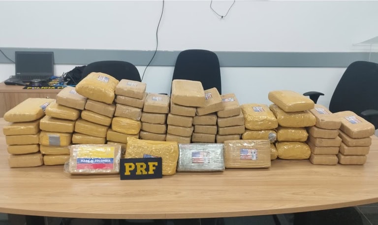 Mais de 70 quilos de skunk são apreendidos em caixas dentro de carro rebocado no Acre