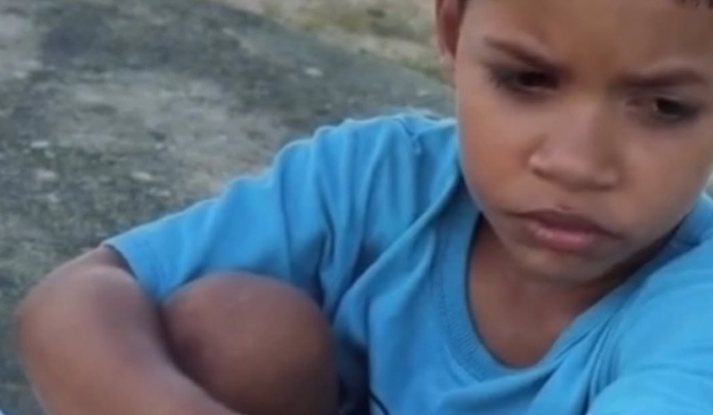 Menino comove ao levar provas escolares ao túmulo da mãe: “Olha, mamãe, nota 10”