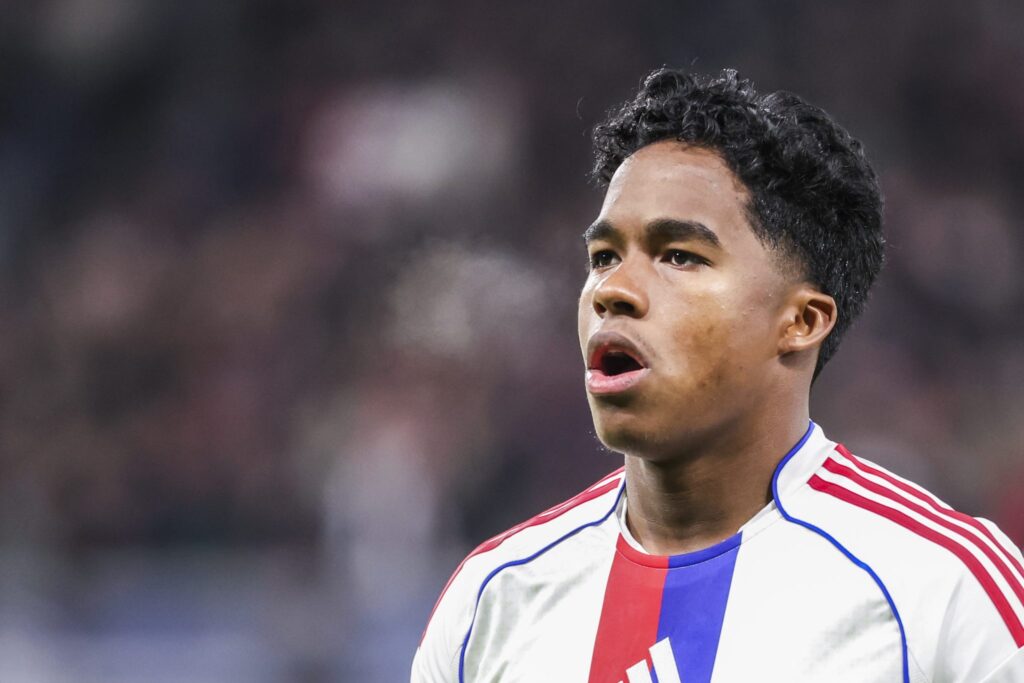 Endrick é vaiado por torcedores do Lyon após atuação discreta e vive primeira reserva na França