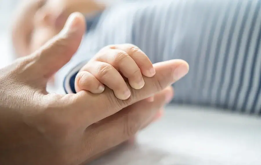 Mulher que fez sexo com gêmeos idênticos não sabe quem é o pai do bebê