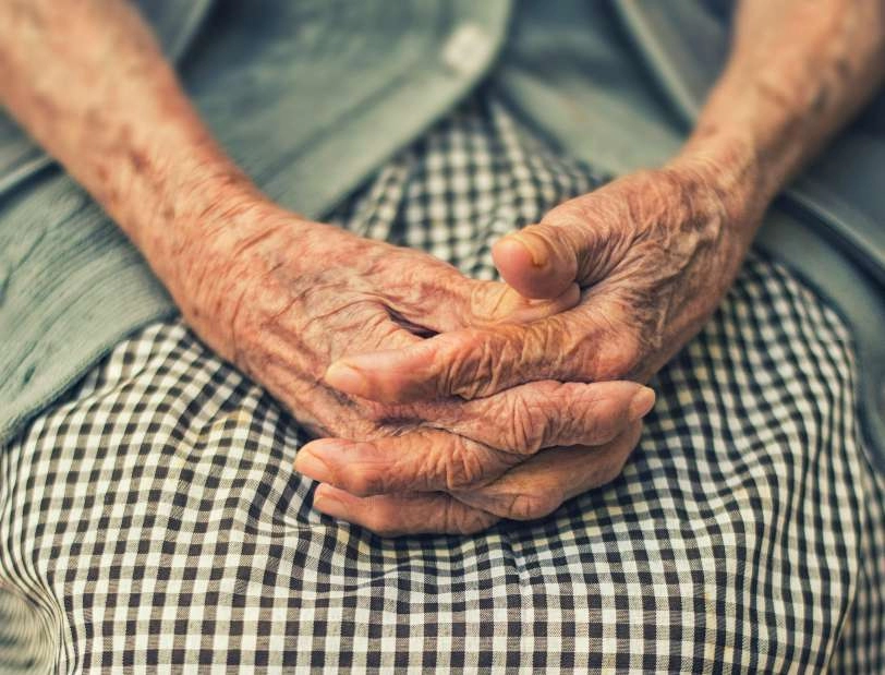 Idosa de 72 anos é presa por furtar carne e jiló em supermercado