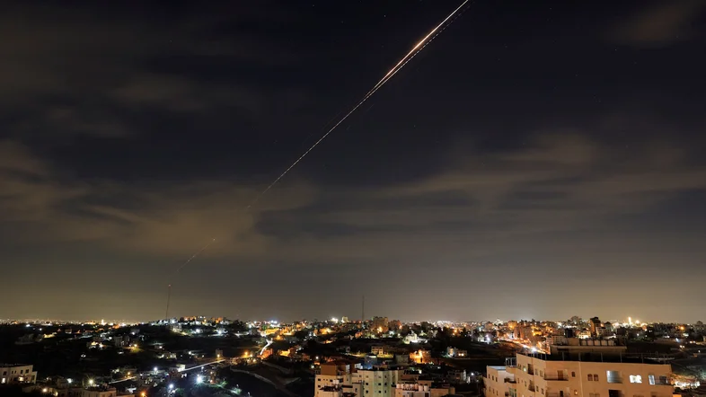 Irã ameaça atacar instalações de energia do Golfo; Israel faz novos ataques