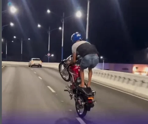 No Acre, motociclista empina moto em elevado recém-inaugurado; assista