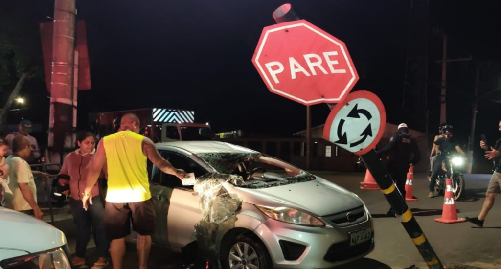 No Acre, motorista capota carro após colidir com estrutura de placa danificada em rotatória; veja vídeo