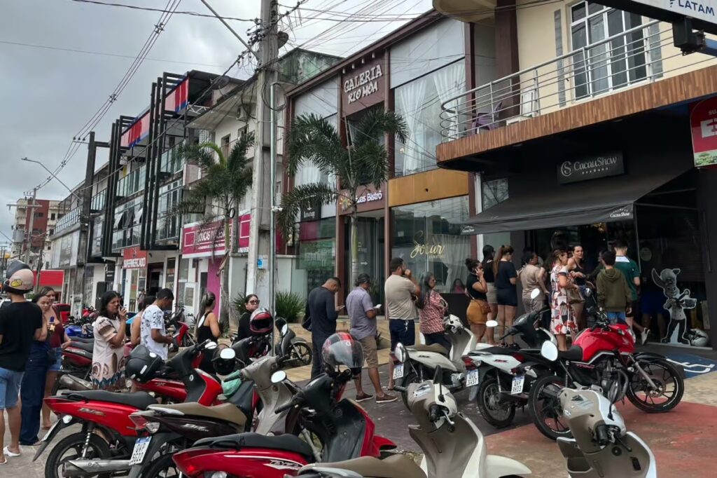 Fila se forma em loja de ovos de Páscoa em Cruzeiro do Sul