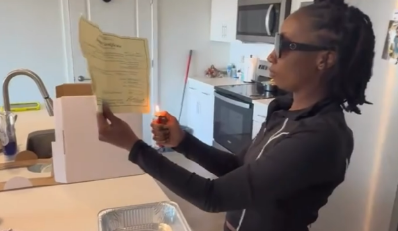 Mulher queima certidão de casamento ao som de Beyoncé após divórcio