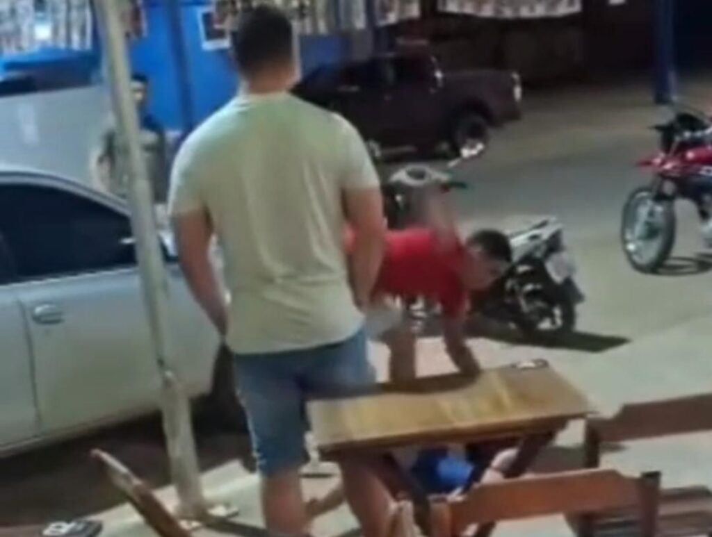 Pancadaria!! Briga entre dois jovens é registrada no centro de cidade no interior do Acre