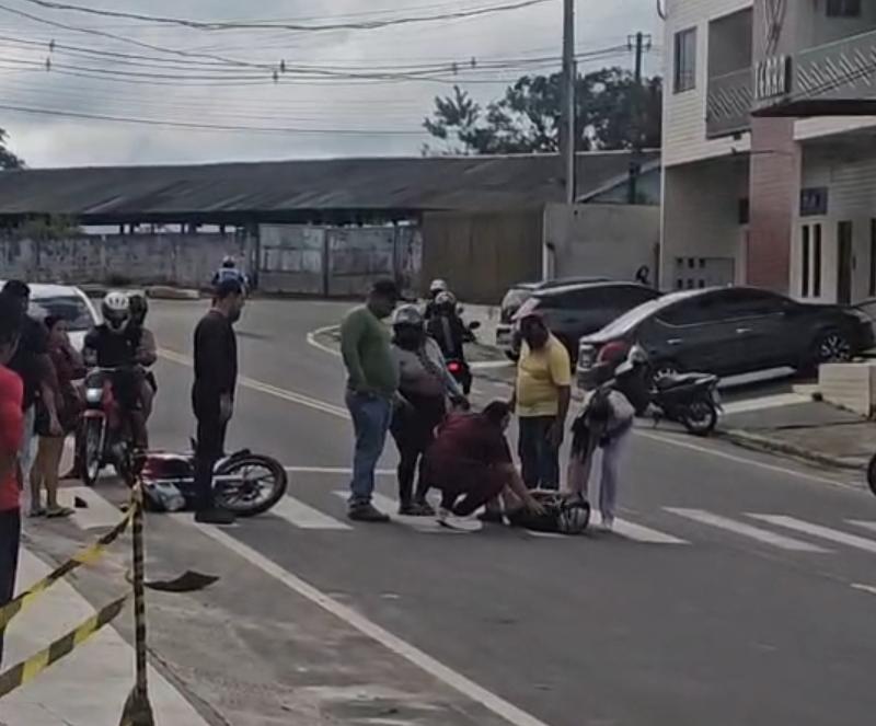 Acidente entre motocicletas é registrado em frente a posto de saúde em Cruzeiro do Sul; veja vídeo