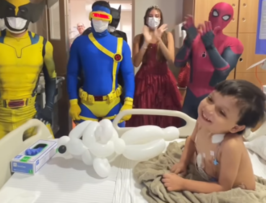 Com super-heróis, menino celebra transplante após doação do pai; assista