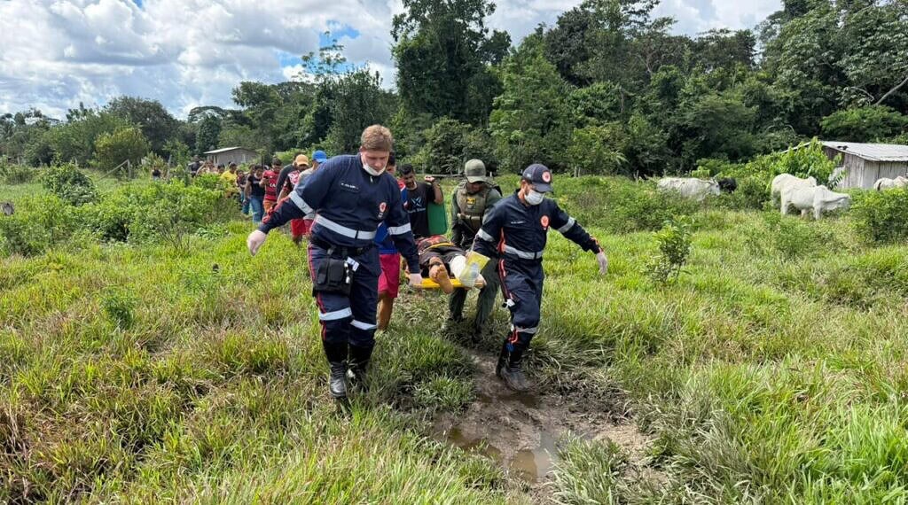 Morador é resgatado de helicóptero após tiro acidental em área isolada no interior do Acre
