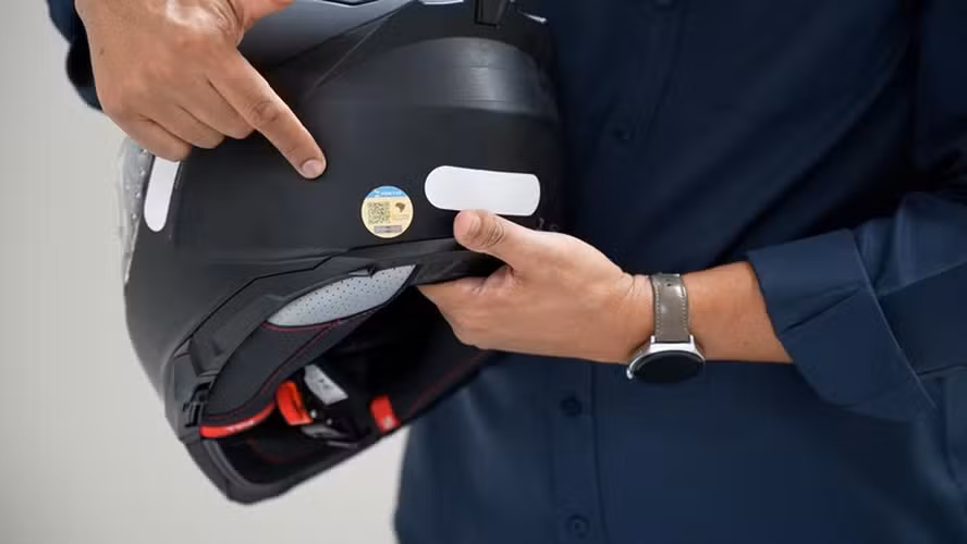 Novo selo digital do Inmetro já está valendo para capacete e extintor de incêndio; veja o que muda