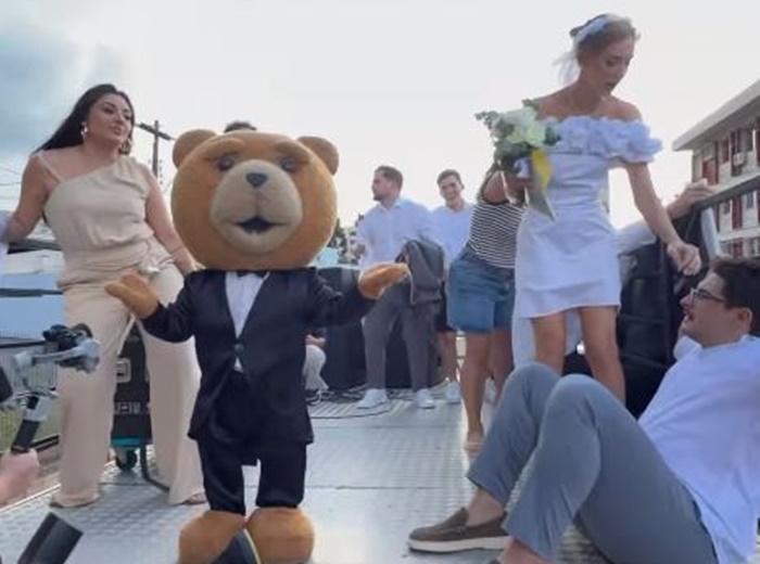 Noivos são surpreendidos com presente inusitado e abandonam cartório