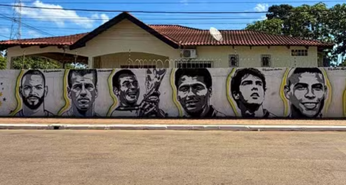 Grafiteiro do Acre transforma muro de casa em galeria a céu aberto com ídolos do futebol brasileiro