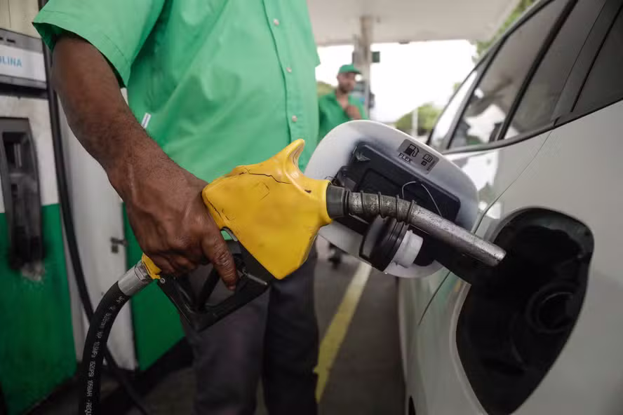 Governo cria subsídio de até R$ 0,89 para segurar preço da gasolina