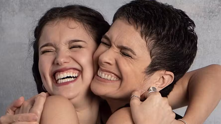Filha de Sandra Annenberg chama atenção ao surgir em cliques com a mãe: ‘O sorriso é muito igual’