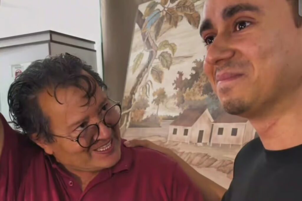 Em Cruzeiro do Sul, artesão emociona Nikolas Ferreira com retrato de madeira: “vou levar pra onde eu for”
